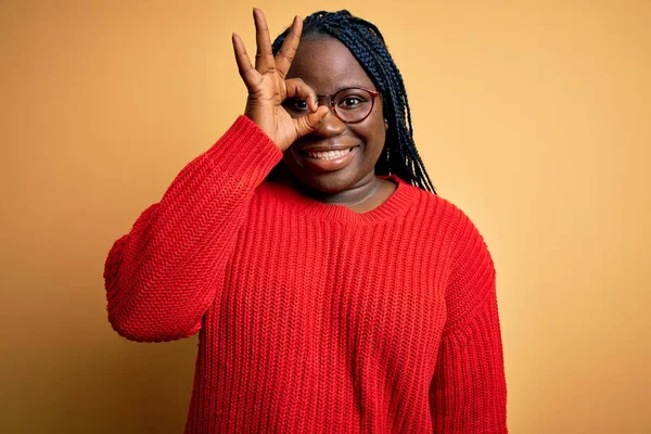 Mujer Afroamericana Talla Grande Con Trenzas Que Usan Suéter Casual —  Fotos de Stock