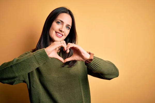 Young Brunette Woman Blue Eyes Wearing Green Casual Sweater Yellow — Stock Photo, Image