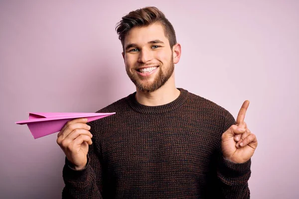 Jovem Loiro Com Barba Olhos Azuis Segurando Avião Papel Rosa — Fotografia de Stock