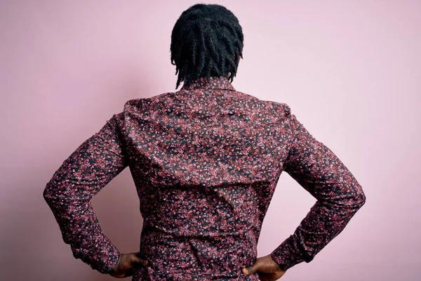 年轻英俊的非洲裔美国男人穿着休闲装 站在粉色的背景上 向后看去 两臂靠在身体上 — 图库照片