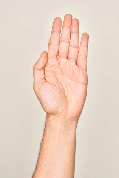 孤立した白い背景の上に指を示す白人の若い男の手を伸ばし 握手のためのオープン手で手を伸ばして 手のひらを示す — ストック写真