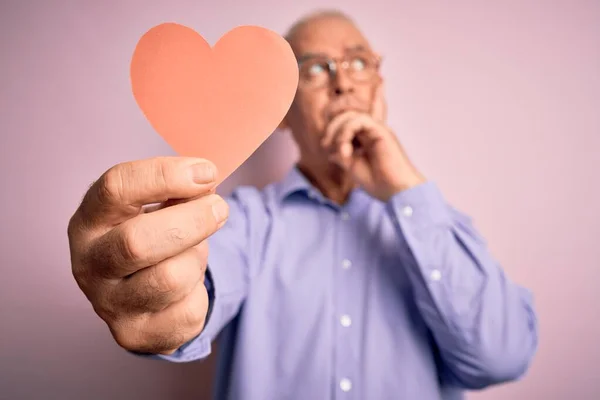 Meia Idade Hoary Romântico Homem Segurando Vermelho Papel Forma Coração — Fotografia de Stock