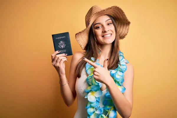Young Beautiful Tourist Woman Vacation Wearing Swimsuit Hawaiian Lei Holding — Stock Photo, Image