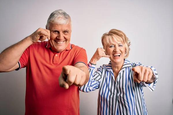 Senior Hermosa Pareja Pie Juntos Sobre Fondo Blanco Aislado Sonriendo —  Fotos de Stock