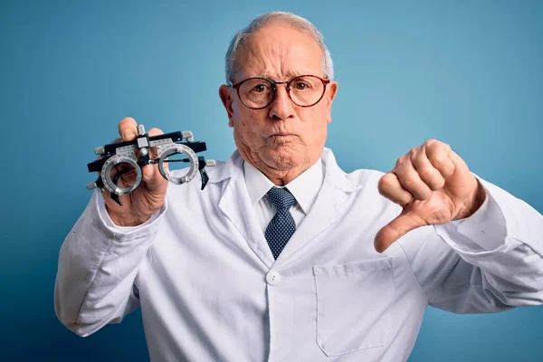 Yaşlı Gri Saçlı Optik Doktor Elinde Mavi Arka Planda Optometrik — Stok fotoğraf