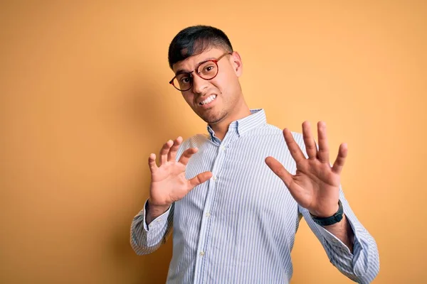 Jovem Homem Negócios Hispânico Bonito Usando Óculos Nerd Sobre Fundo — Fotografia de Stock