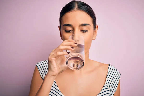 Joven Hermosa Morena Bebiendo Vaso Agua Saludable Para Refrescarse Pie — Foto de Stock