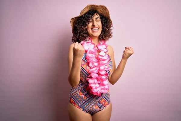 Junge Schöne Arabische Frau Urlaub Badeanzug Und Hawaiianischen Lei Blumen — Stockfoto