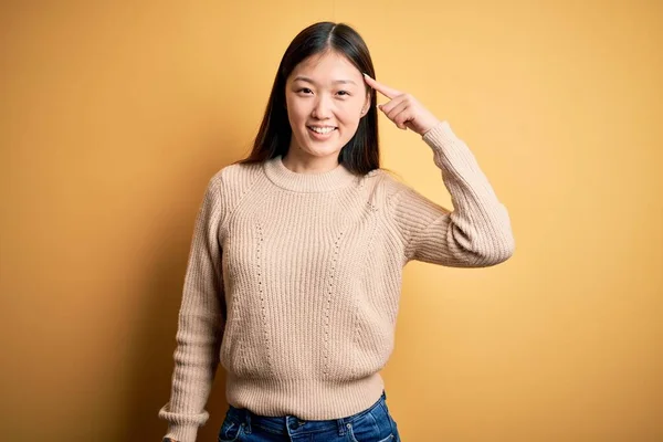 Jovem Bela Mulher Asiática Vestindo Camisola Casual Sobre Fundo Isolado — Fotografia de Stock