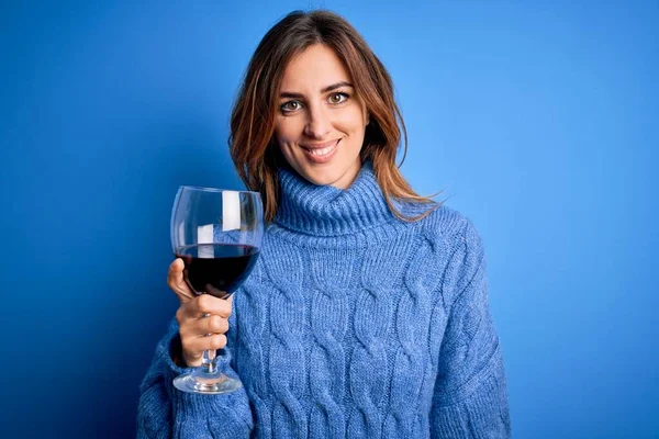 Jovem Bela Morena Bebendo Copo Vinho Tinto Sobre Fundo Azul — Fotografia de Stock