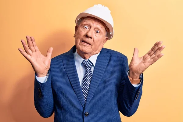 Arquitecto Pelo Gris Mayor Vestido Con Traje Sombrero Seguridad Sobre — Foto de Stock