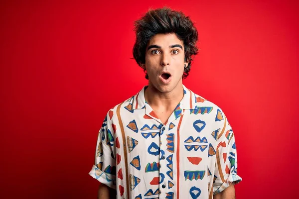 Joven Hombre Guapo Vacaciones Con Camisa Verano Sobre Fondo Rojo —  Fotos de Stock