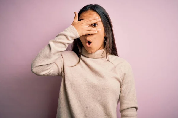 터틀넥 스웨터 아름다운 아시아 여인은 손가락을 보면서 스러운 표정으로 배경을 — 스톡 사진