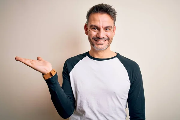 Jovem Homem Bonito Vestindo Camiseta Casual Sobre Fundo Branco Isolado — Fotografia de Stock