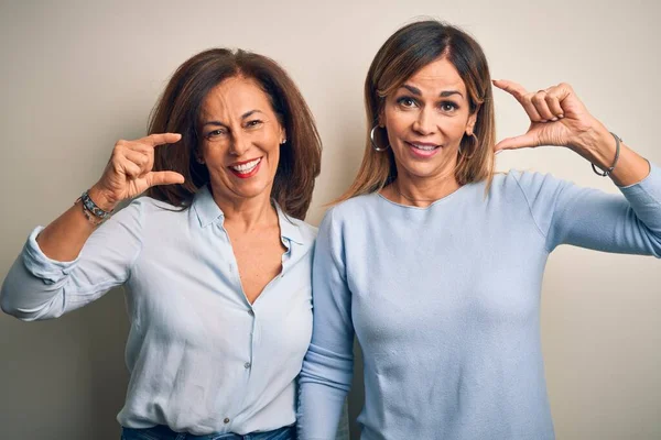 Medioevo Bella Coppia Sorelle Piedi Sopra Isolato Sfondo Bianco Sorridente — Foto Stock