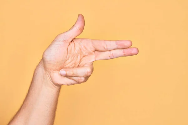 Рука Кавказского Юноши Показывает Пальцы Изолированном Жёлтом Фоне Жестом Огнестрельного — стоковое фото