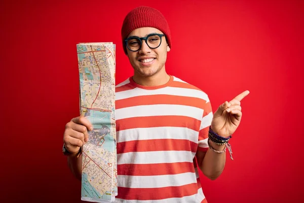 Jovem Turista Brasileiro Férias Segurando Mapa Cidade Sobre Fundo Vermelho — Fotografia de Stock