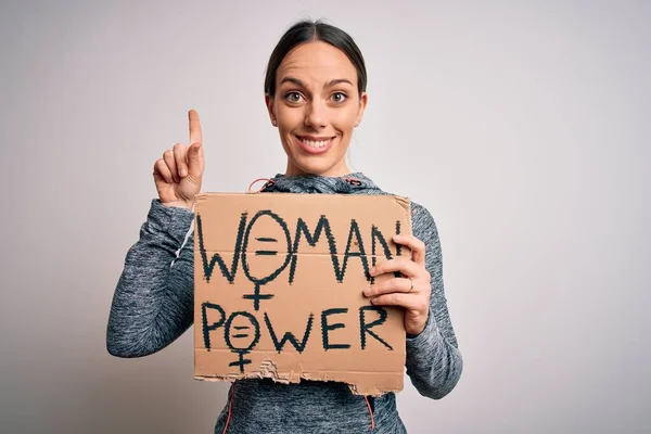 Junge Fitness Frau Sportkleidung Mit Protestpappe Für Frauenpower Überrascht Mit — Stockfoto