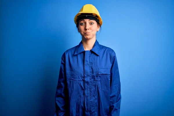 Jonge Mooie Arbeidersvrouw Met Blauwe Ogen Met Veiligheidshelm Uniform Puffende — Stockfoto