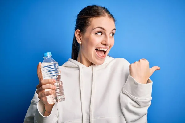 Junge Schöne Rothaarige Frau Beim Sport Trinkflasche Wasser Über Blauem — Stockfoto