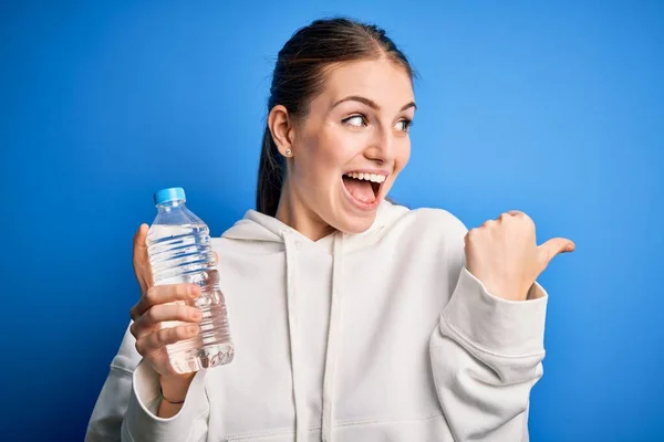 Joven Hermosa Pelirroja Haciendo Deporte Bebiendo Botella Agua Sobre Fondo —  Fotos de Stock