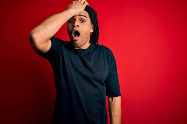 Rastgele tişörtler giyen Afro-Amerikan Afro-Amerikan bir adam. Yanlışlıkla el ele tutuşarak şaşırdı. Hatayı hatırla. Unuttum, kötü hafıza konsepti.