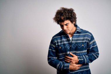 Genç ve yakışıklı bir adam, hazımsızlık, acı verici bir hastalık yüzünden izole edilmiş beyaz arka planda ayakta dikiliyor. Ache kavramı.