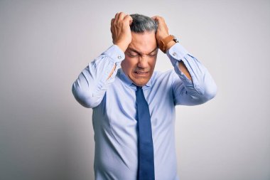 Orta yaşlı, yakışıklı, gri saçlı, şık gömlekli, kravatlı, baş ağrısı çeken, çaresiz ve stresli bir iş adamı. Çünkü acı ve migren. Ellerini başının üstüne koy..