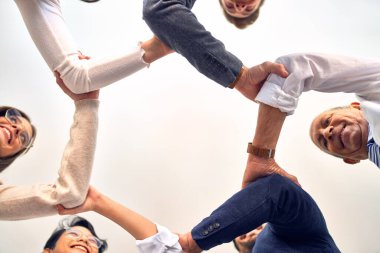 Ofiste el ele duran bir grup işçi.