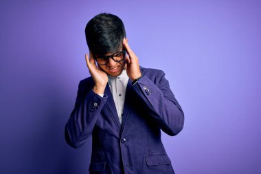 Ceket ve gözlük takan genç, yakışıklı bir iş adamı. Mor arka planda, baş ağrısı çeken biri. Migren ağrısı..