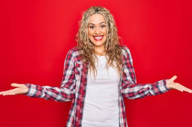 Genç, güzel, sarışın bir kadın, gündelik gömleğini giyip kırmızı arka planda dikiliyor. Gülümsüyor, yardım eli uzatıyor ve kabul ediyor..