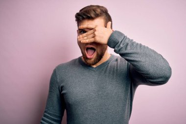 Sakallı, mavi gözlü, genç, yakışıklı bir adam. Sıradan bir süveter giyiyor. Şok geçiriyor, yüzünü ve gözlerini eliyle kapatıyor..