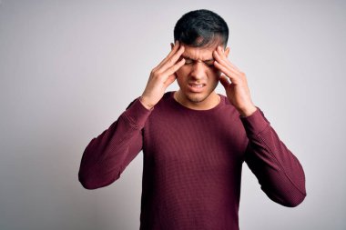 Beyaz, izole edilmiş arka plan üzerinde duran, stresten dolayı başı ağrıyan Latin asıllı genç, yakışıklı bir adam. Migren ağrısı..