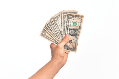 Beyaz arka planda bir deste para tutan Kafkas genci.