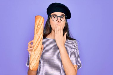 Genç, güzel bir kız, Fransız şapkası takmış, elinde taze ekmek ekmeği, ağzında ağızla, utancından ağzı açık, korkunun ifadesi, sessizlikten korkan, gizli bir konsept.