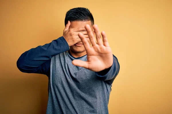 Homem Latino Bonito Jovem Vestindo Shirt Casual Sobre Fundo Amarelo — Fotografia de Stock