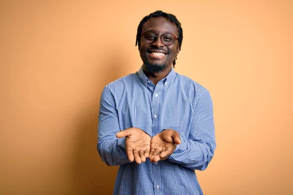 Joven Hombre Afroamericano Guapo Usando Camisa Gafas Sobre Fondo Amarillo —  Fotos de Stock