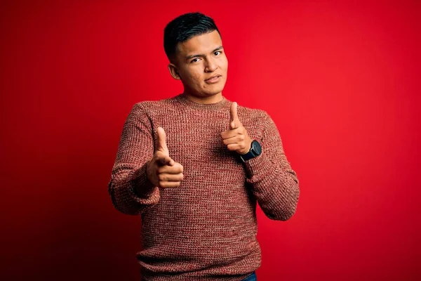 Mladý Pohledný Latinský Muž Neformálním Svetru Stojící Nad Červeným Pozadím — Stock fotografie