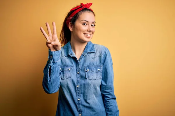 Молодая Красивая Брюнетка Джинсовой Рубашке Носовым Платком Показывающая Пальцами Номер — стоковое фото