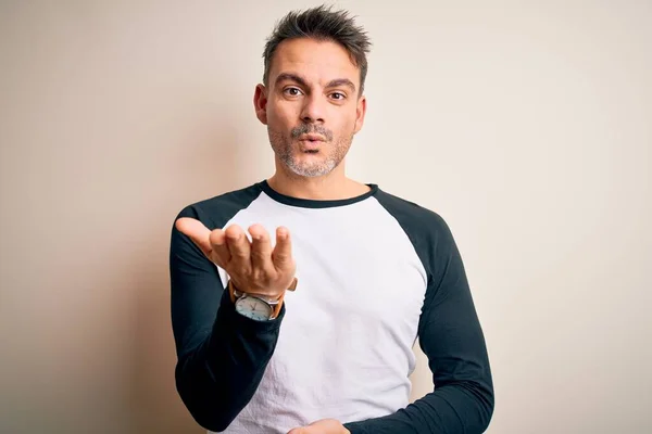 Joven Hombre Guapo Con Camiseta Casual Pie Sobre Fondo Blanco — Foto de Stock