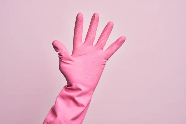 带着清洁手套的高加索年轻人的手在孤立的粉色背景上数着5个手指 — 图库照片