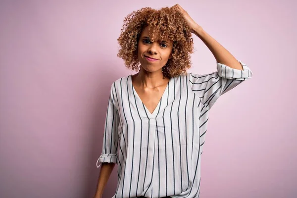 Vacker Afrikansk Amerikansk Kvinna Med Lockigt Hår Bär Randig Shirt — Stockfoto