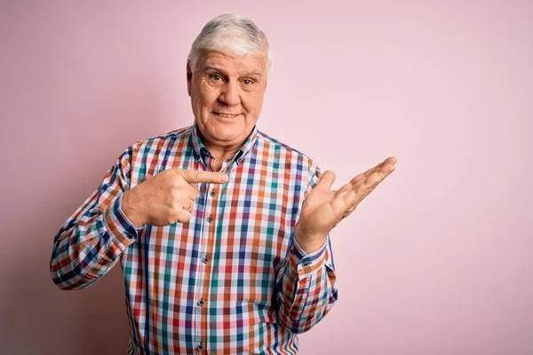 Senior Bonito Hoary Homem Vestindo Camisa Colorida Casual Sobre Isolado — Fotografia de Stock