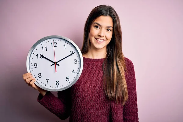 Junge Schöne Mädchen Dabei Countdown Hält Große Uhr Über Isoliertem — Stockfoto