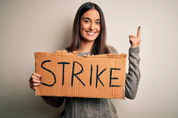 Jovem Bela Ativista Morena Protestando Segurando Cartaz Com Mensagem Greve — Fotografia de Stock