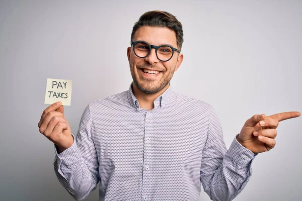 Joven Hombre Negocios Con Ojos Azules Sosteniendo Pagar Impuestos Palabra —  Fotos de Stock