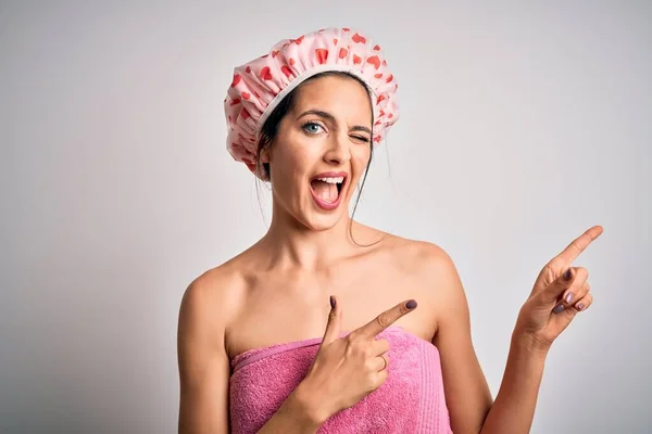 Jonge Brunette Vrouw Met Blauwe Ogen Dragen Badhanddoek Douche Cap — Stockfoto