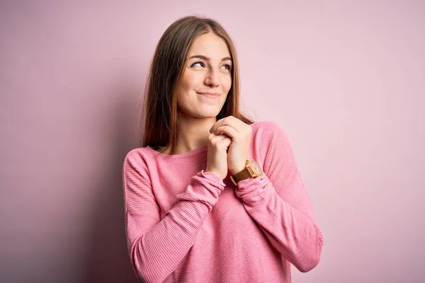 Junge Schöne Rothaarige Frau Trägt Lässigen Pullover Über Isolierten Rosa — Stockfoto