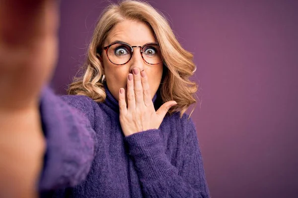 Middelbare Leeftijd Mooie Blonde Vrouw Dragen Trui Bril Maken Selfie — Stockfoto