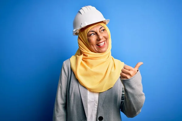 Μεσήλικας Μελαχρινή Αρχιτέκτονας Γυναίκα Φορώντας Muslim Παραδοσιακή Μαντίλα Και Κράνος — Φωτογραφία Αρχείου